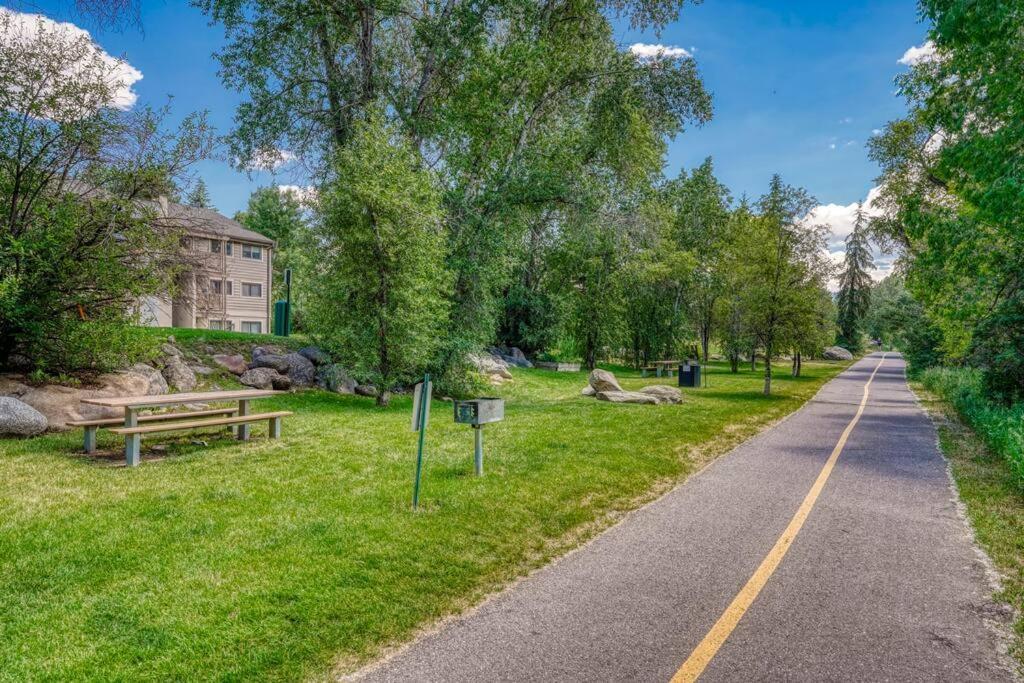 Riverfront Family-Friendly Condo Эйвон Экстерьер фото